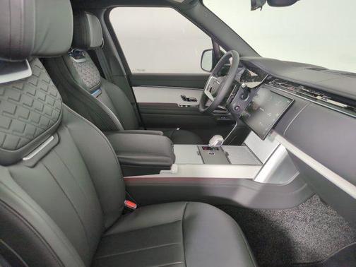 2025 Land Rover Range Rover P615 SV