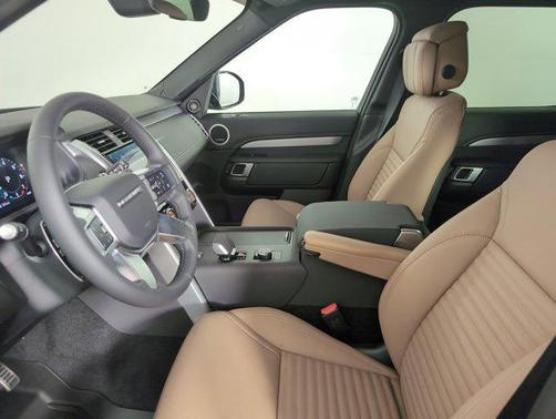 2025 Land Rover Discovery P300 Dynamic SE