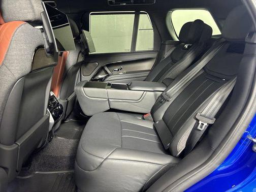 2025 Land Rover Range Rover P615 SV