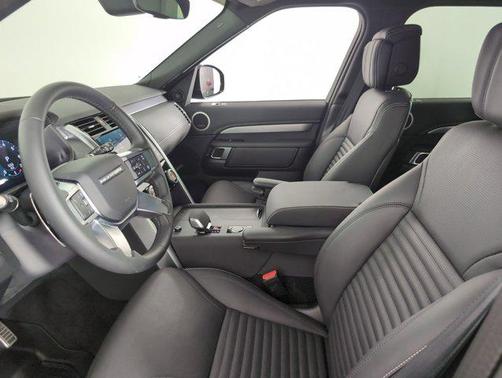 2025 Land Rover Discovery P300 Dynamic SE