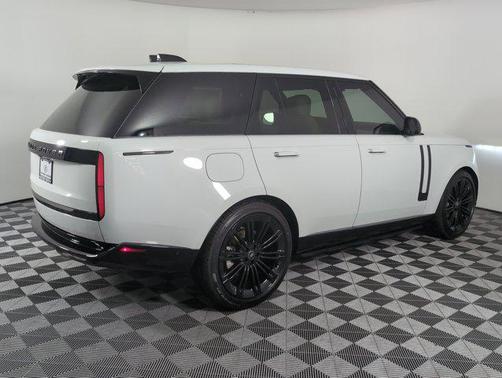 2025 Land Rover Range Rover P400 SE
