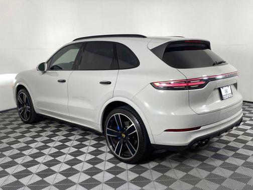 2023 Porsche Cayenne Platinum Edition