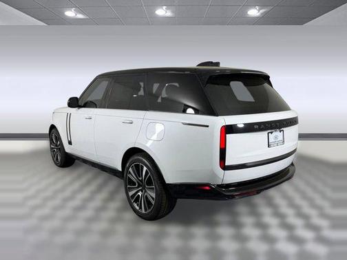 Ostuni Pearl White Premium Metallic 2026 Land Rover Range Rover P550e SE