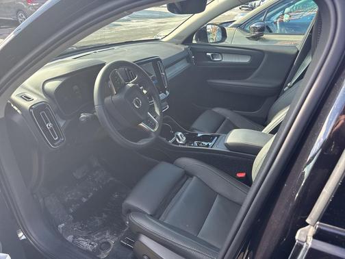 2025 Volvo XC40 B5 Plus Dark Theme