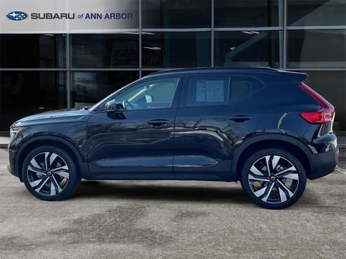 2025 Volvo XC40 B5 Plus Dark Theme