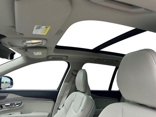 2023 Volvo XC90 Recharge Plug-In Hybrid T8 Plus Bright Theme 7-Seater