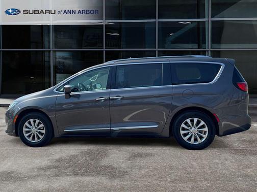 Granite Crystal Metallic Clearcoat 2018 Chrysler Pacifica Touring-L Plus