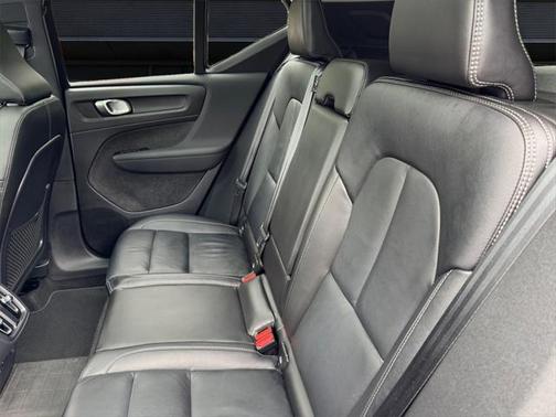 2022 Volvo XC40 T5 Momentum