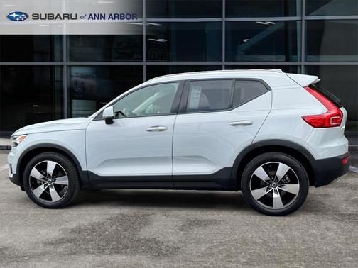 2022 Volvo XC40 T5 Momentum