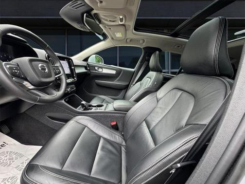 2022 Volvo XC40 T5 Momentum