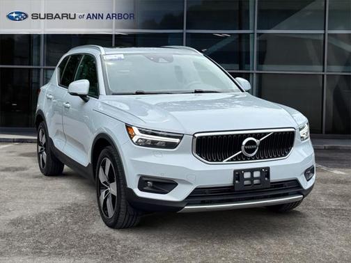 2022 Volvo XC40 T5 Momentum