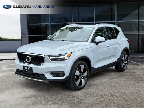 2022 Volvo XC40 T5 Momentum