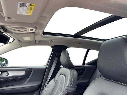 2022 Volvo XC40 T5 Momentum