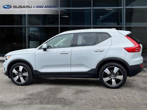 2022 Volvo XC40 T5 Momentum
