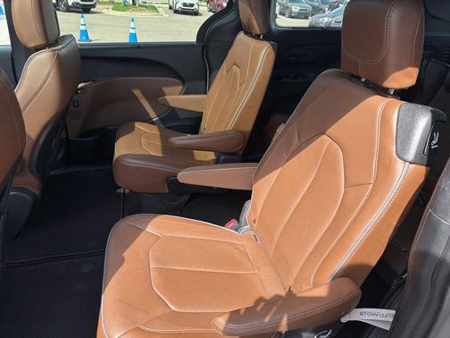 Luxury White Pearlcoat 2021 Chrysler Pacifica Limited