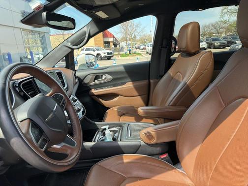 Luxury White Pearlcoat 2021 Chrysler Pacifica Limited