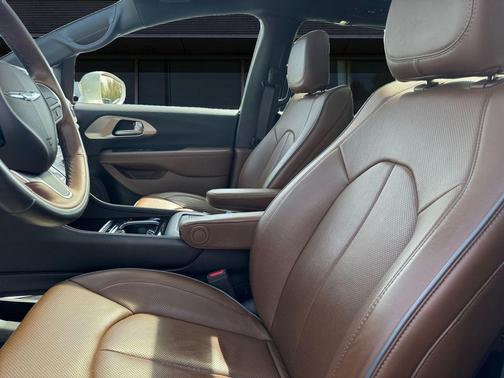 Luxury White Pearlcoat 2021 Chrysler Pacifica Limited