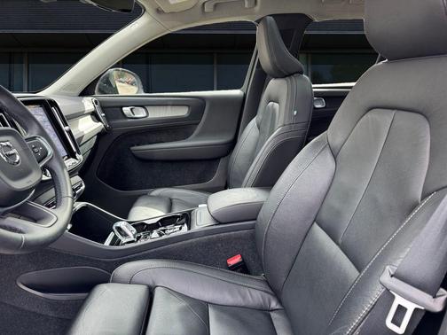 2023 Volvo XC40 B5 Plus Dark Theme
