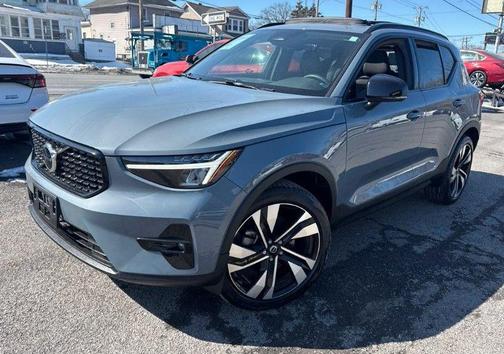 2023 Volvo XC40 B5 Plus Dark Theme