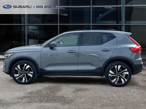 2023 Volvo XC40 B5 Plus Dark Theme