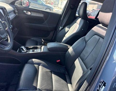 2023 Volvo XC40 B5 Plus Dark Theme