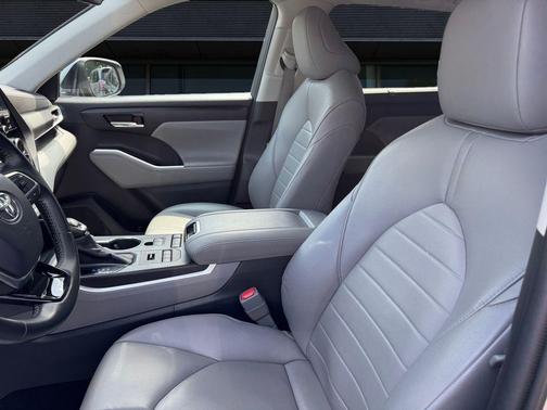 Celestial Silver Metallic 2020 Toyota Highlander XLE
