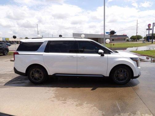 Snow White Pearl 2026 Kia Carnival SX