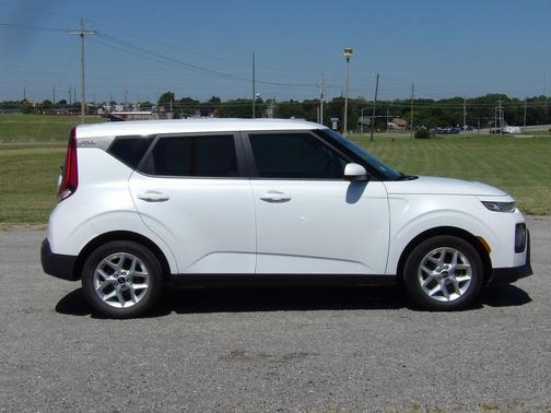 Snow White Pearl 2022 Kia Soul LX