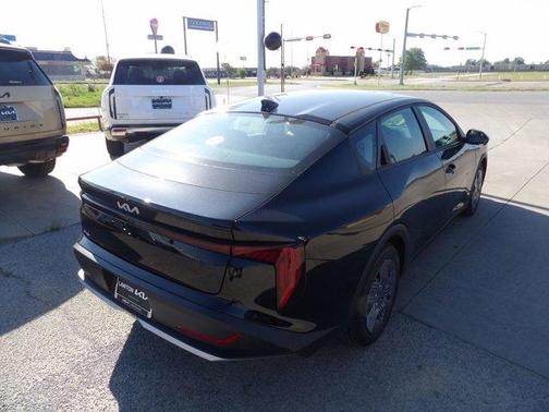 Aurora Black Pearl 2026 Kia K4 LX