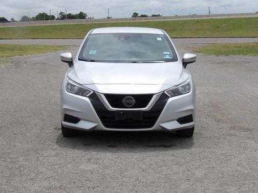 Brilliant Silver Metallic 2020 Nissan Versa 1.6 SV
