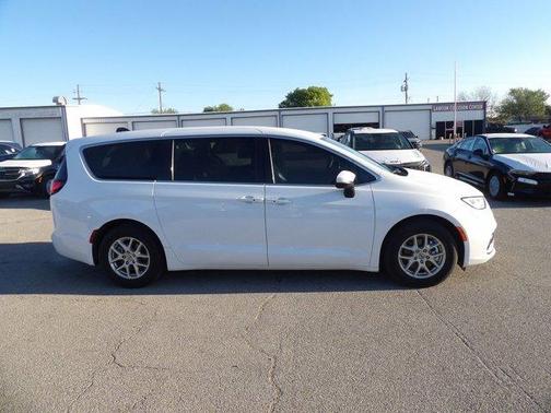 2023 Chrysler Pacifica Touring-L
