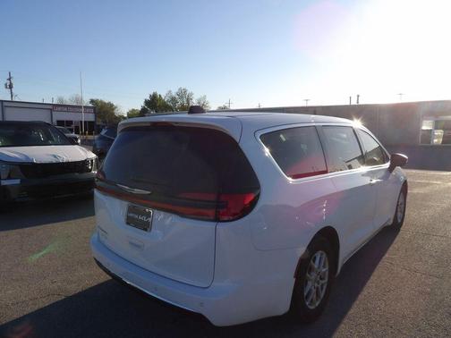 2023 Chrysler Pacifica Touring-L