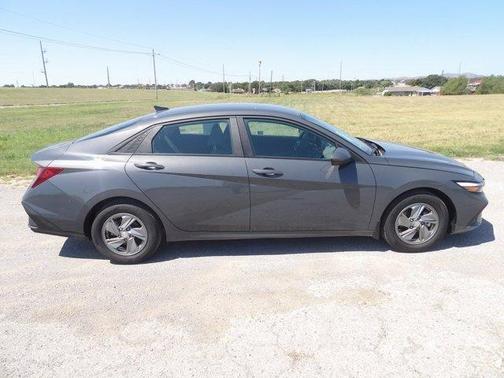 2024 Hyundai ELANTRA SE