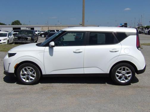 Snow White Pearl 2023 Kia Soul LX