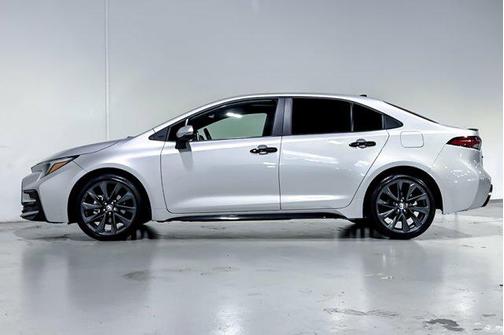 Classic Silver Metallic/Midnight Black Metallic 2024 Toyota Corolla XSE