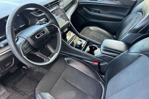 Diamond Black Crystal Pearlcoat 2025 Jeep Grand Cherokee Altitude