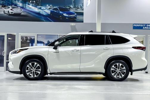 Blizzard Pearl 2020 Toyota Highlander Hybrid XLE
