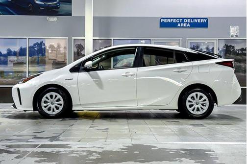 White 2022 Toyota Prius LE