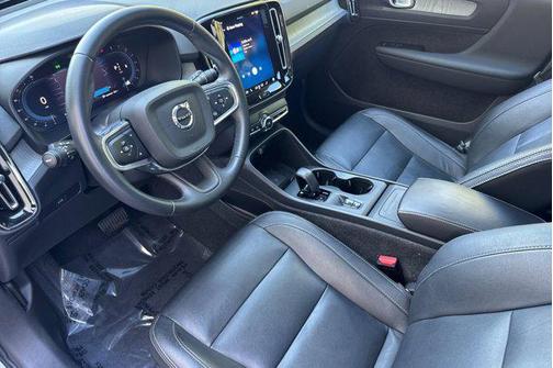 2024 Volvo XC40 B5 Core Bright Theme