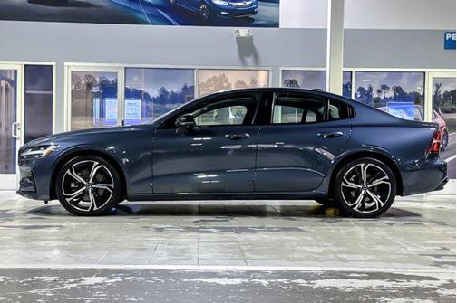 2024 Volvo S60 B5 Core Dark Theme