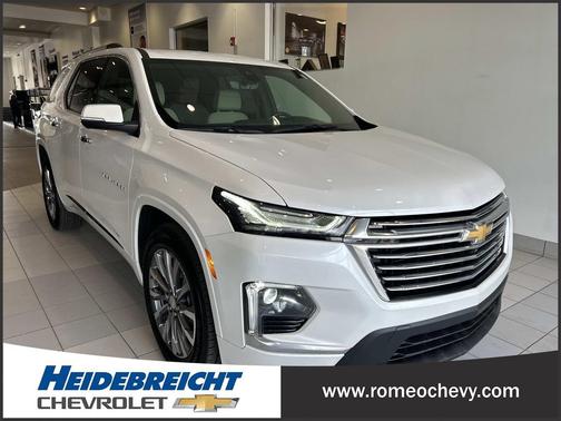 Iridescent Pearl Tricoat 2023 Chevrolet Traverse Premier
