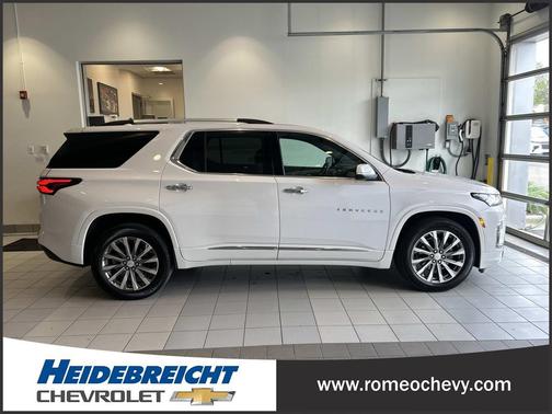 Iridescent Pearl Tricoat 2023 Chevrolet Traverse Premier