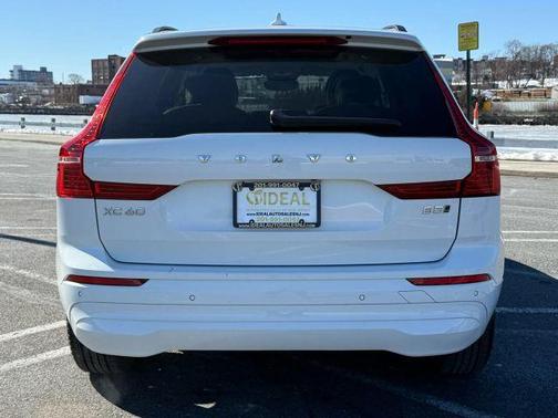 2022 Volvo XC60 B5 Momentum