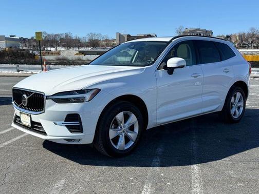 2022 Volvo XC60 B5 Momentum