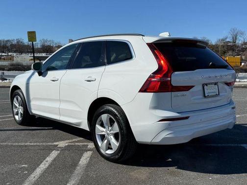 2022 Volvo XC60 B5 Momentum