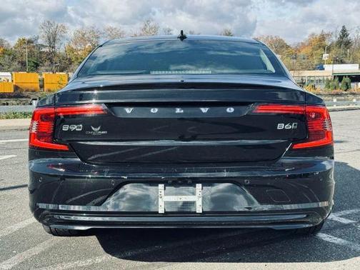 2022 Volvo S90 B6 Momentum