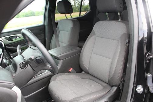 Mosaic Black Metallic 2023 Chevrolet Traverse LT Cloth