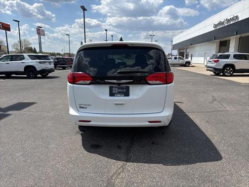 2023 Chrysler Voyager LX