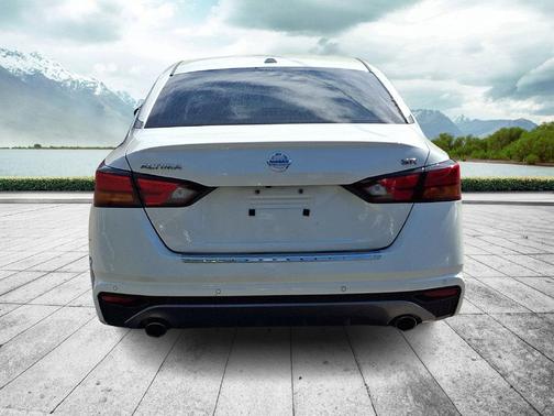 White 2022 Nissan Altima 2.5 SR