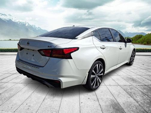 White 2022 Nissan Altima 2.5 SR